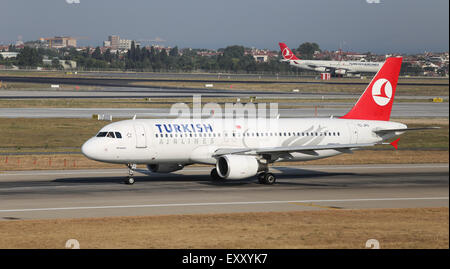 ISTANBUL, Türkei - 9. Juli 2015: Turkish Airlines Airbus A320-200 (CN 3896) startet vom Flughafen Istanbul-Atatürk. THY ist die Stockfoto