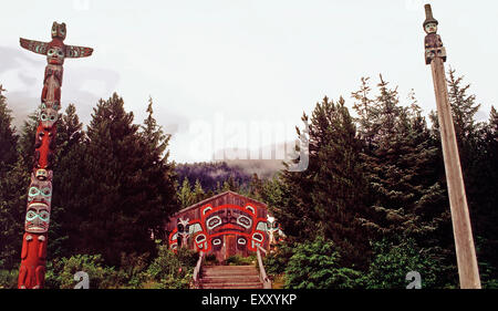 Saxman Dorf Tribal House und Totempfähle, Ketchikan, Alaska Stockfoto