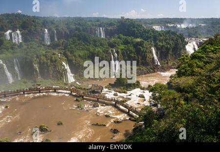 Iguazu Wasserfälle auf der brasilianischen Seite mit Fußgängerweg unten und Argentinien gegenüber. Stockfoto