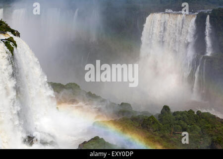 Doppelter Regenbogen am Teufelskehle, Iguacu Wasserfälle von der brasilianischen Seite Stockfoto