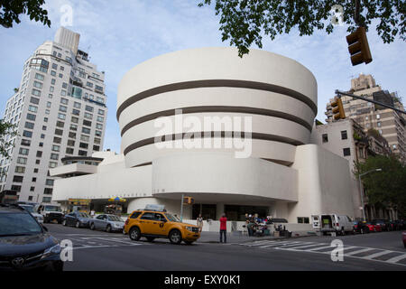 NEW YORK - 27. Mai 2015: The Solomon R. Guggenheim Museum, oft als The Guggenheim ist ein Kunstmuseum am 1071 Stockfoto