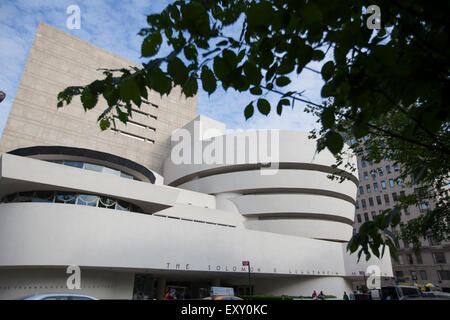 NEW YORK - 27. Mai 2015: The Solomon R. Guggenheim Museum, oft als The Guggenheim ist ein Kunstmuseum am 1071 Stockfoto