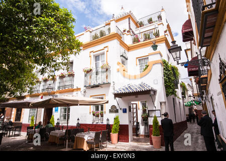 Weißen Mauern umgebene Hotel in den engen Gassen der Altstadt, Santa Cruz, beliebt bei Touristen in Sevilla, Andalusien, Spanien, Europa. Stockfoto