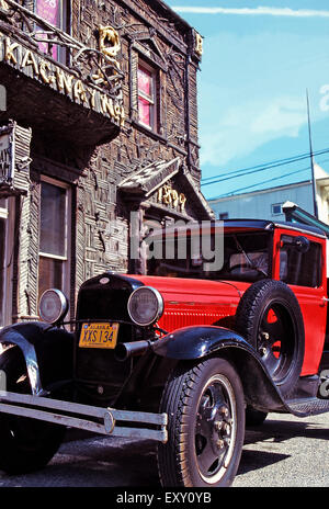 Antikes Auto parkte vor Arctic Brotherhood Hall, Skagway, Alaska Stockfoto