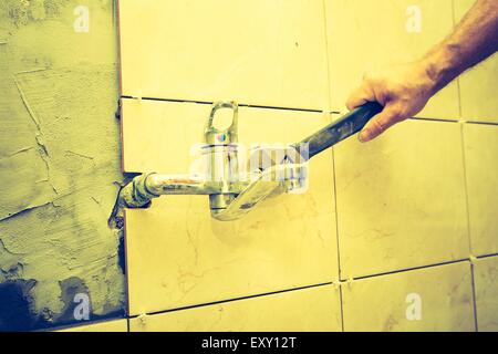 Vintage Foto Klempner Hände anziehen einer Wasserpfeife. Authentische und genaue Inhalte Darstellung. Stockfoto