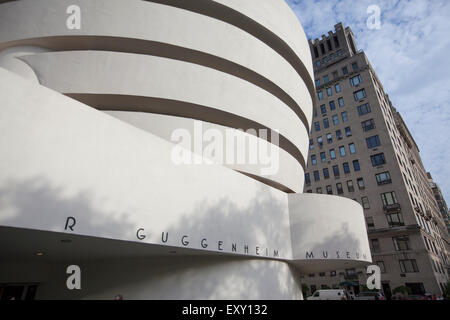 NEW YORK - 27. Mai 2015: The Solomon R. Guggenheim Museum, oft als The Guggenheim ist ein Kunstmuseum am 1071 Stockfoto