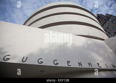 NEW YORK - 27. Mai 2015: The Solomon R. Guggenheim Museum, oft als The Guggenheim ist ein Kunstmuseum am 1071 Stockfoto