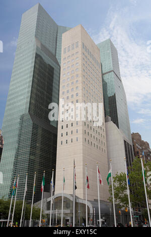 NEW YORK - Mai 27, 2015: 1 United Nations Plaza, auch bekannt als DC-1 und DC-2, hinter den Vereinigten Staatsmission zu United Nat Stockfoto