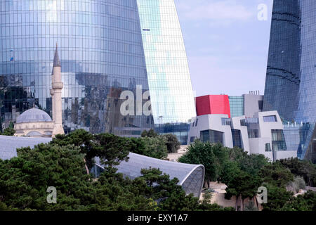 Blick auf die Flamme towers Wolkenkratzer und die Moschee der Märtyrer oder die türkische Moschee in der Nähe der Märtyrer Lane in der Stadt Baku-Hauptstadt von Aserbaidschan Stockfoto