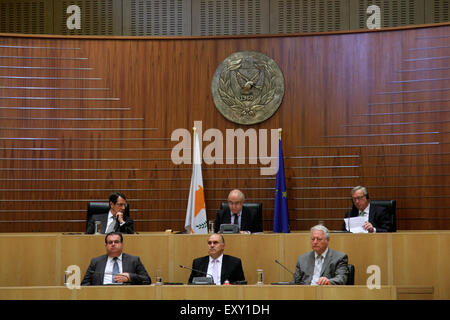 Zypern. 17. Juli 2015. Der Präsident der Europäischen Kommission Jean-Claude Juncker (rechts oben) sitzen in das zyprische Parlament in Nikosia. Der Präsident von Zypern (links oben) Nicos Anastasiadis und dem Präsidenten des Parlaments Yiannakis Omirou (Mitte oben) er machte ein leidenschaftliches Plädoyer an zyprischer Politiker am Freitag, nach einer Lösung zu gehen und nicht an die nächste Generation überlassen wie er richtete das Parlament in Nikosia. Bildnachweis: Yiorgos Doukanaris/Pacific Press/Alamy Live-Nachrichten Stockfoto