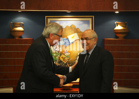 Zypern. 17. Juli 2015. Der Präsident der Europäischen Kommission Jean-Claude Juncker (links) schüttelt Hände mit dem Präsidenten der zyprischen Parlament Yiannakis Omirou in das zyprische Parlament in Nikosia. Er machte ein leidenschaftliches Plädoyer zyprischer Politiker am Freitag, nach einer Lösung zu gehen und nicht an die nächste Generation überlassen, wie er richtete das Parlament in Nikosia. Bildnachweis: Yiorgos Doukanaris/Pacific Press/Alamy Live-Nachrichten Stockfoto