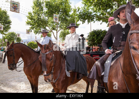 Reiter und Frauen in traditionellen Sevilla dress in Sevilla, Andalusien, Spanien, Europa. Auf April Feria Festival.  © Paul Quayl Stockfoto