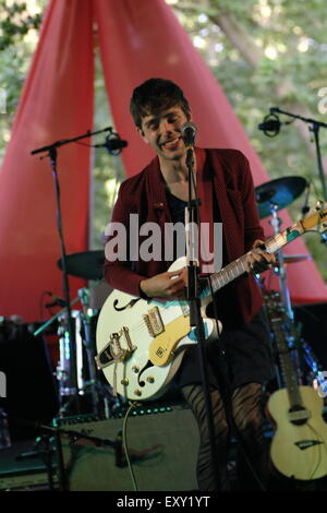 Henham Park, Southwold, Suffolk, UK. 17. Juli 2015. Ezra Furman spielt das Latitude Festival 2015 Stadium der iArena Credit: Scott Hortop/Alamy Live News Stockfoto