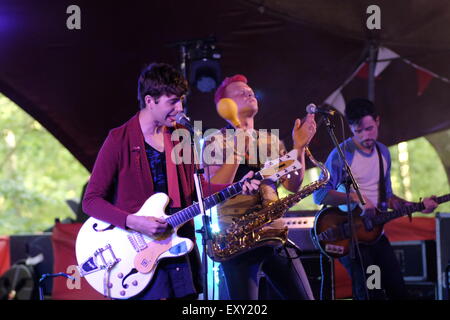 Henham Park, Southwold, Suffolk, UK. 17. Juli 2015. Ezra Furman spielt das Latitude Festival 2015 Stadium der iArena Credit: Scott Hortop/Alamy Live News Stockfoto