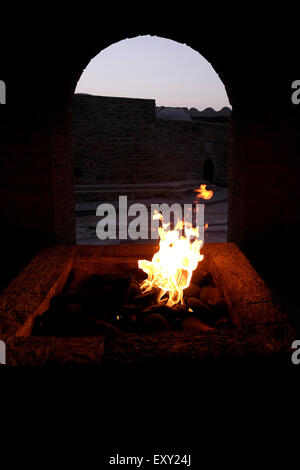 Die natürliche ewige Flamme, die jetzt von Gasleitungen aus der nahe gelegenen Stadt Suraxanı am zentralen Tempel des zoroastrischen Baku Ateschgah angezündet wird, wird oft als "Feuertempel von Baku" bezeichnet, ein schlossähnlicher religiöser Tempel und UNESCO-Weltkulturerbe in der Stadt Surakhani, einem Vorort von Baku, Aserbaidschan. Stockfoto