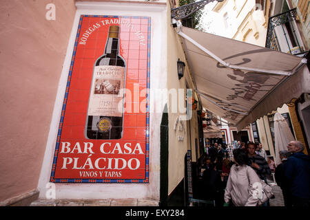 Engen Gassen von Santa Cruz, beliebtes Touristenziel Altstadt im Zentrum von Sevilla, Andalusien, Spanien, Europa.   © Paul Quayl Stockfoto