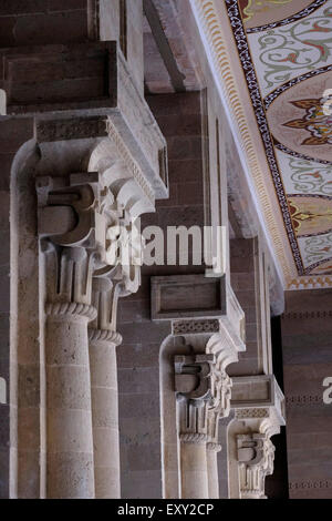 Eine Carved Spalten der Juma Moschee Schamachy oder Freitag Moschee von Schamachy Schamachy Stadt Aserbaidschans. Im Jahre 1918 haben die armenischen ARF-Miliz mit Tausenden von Menschen in seinem Inneren die Moschee in Brand gesetzt. Stockfoto