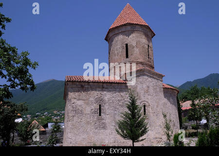 Seitenansicht von der Kirche von Kish, auch bekannt durch verschiedene Quellen als Kirche des Heiligen Elishe oder Heilige Mutter Kirche Gottes 12. oder 13. Jahrhundert kaukasischen Albaniens Kirche befindet sich im Dorf Kish nördlich von Shaki in Gabals Bezirk Aserbaidschan Stockfoto