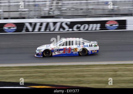 Loudon, New Hampshire, USA. 17. Juli 2015. Sprint Cup Series Fahrer Tony Stewart (14) fährt in der Qualifikationsrunde für die 5-Stunden Energie 301 NASCAR Sprint Cup Series-Rennen auf dem New Hampshire Motor Speedway. Eric Canha/CSM/Alamy Live-Nachrichten Stockfoto