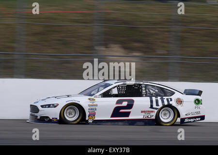 Loudon, New Hampshire, USA. 17. Juli 2015. Sprint-Cup-Serie-Fahrers Brad Keselowski (2) Köpfe in Turn 3 während der Qualifikation für die 5-Stunden Energie 301 NASCAR Sprint Cup Series-Rennen auf dem New Hampshire Motor Speedway. Eric Canha/CSM/Alamy Live-Nachrichten Stockfoto