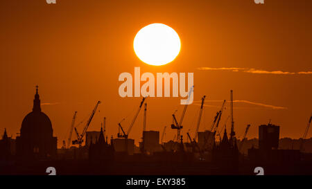 London, UK. 17. Juli 2015. UK-Wetter: Sonnenuntergang über St. Pauls Cathedral in London Stadt Credit: Guy Corbishley/Alamy Live News Stockfoto