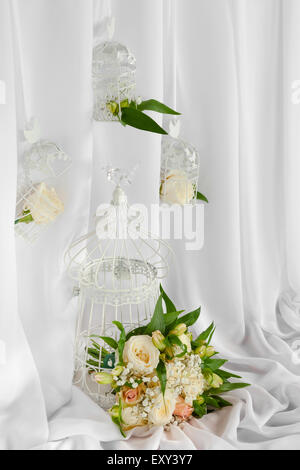 Vintage Käfige mit Blumen als Dekoration auf Hochzeit. Stockfoto