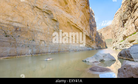 Rio Grande Fluss fließt durch Santa Elena Canyon, auf den Ross Maxwell Scenic Drive, in Big Bend Nationalpark, Texas. Stockfoto