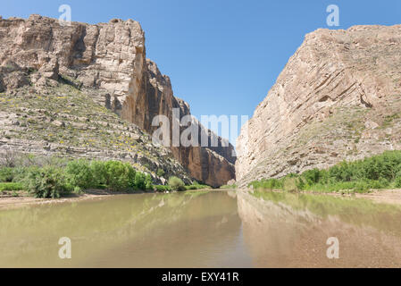 Rio Grande Fluss Reflexion in Santa Elena Canyon, auf den Ross Maxwell Scenic Drive, in Big Bend Nationalpark, Texas. Stockfoto