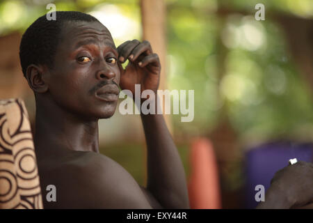 Abuja, 6. November 2015. Ein junger Mann mit Bambus Stuhl zu entwerfen. nigeria Jugendarbeitslosigkeit hat immer ein Problem in der Gesellschaft trotz Öl. Stockfoto