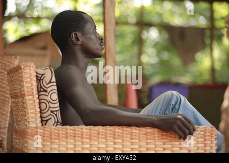 Abuja, 6. November 2015. Ein junger Mann mit Bambus Stuhl zu entwerfen. nigeria Jugendarbeitslosigkeit hat immer ein Problem in der Gesellschaft trotz Öl. Stockfoto