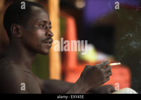 Abuja, 6. November 2015. Ein junger Mann mit Bambus Stuhl zu entwerfen. nigeria Jugendarbeitslosigkeit hat immer ein Problem in der Gesellschaft trotz Öl. Stockfoto