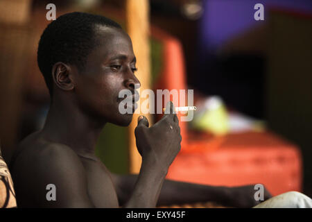 Abuja, 6. November 2015. Ein junger Mann mit Bambus Stuhl zu entwerfen. nigeria Jugendarbeitslosigkeit hat immer ein Problem in der Gesellschaft trotz Öl. Stockfoto