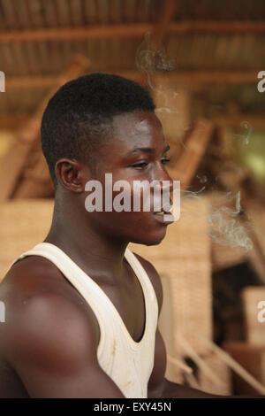 Abuja, 6. November 2015. Ein junger Mann mit Bambus Stuhl zu entwerfen. nigeria Jugendarbeitslosigkeit hat immer ein Problem in der Gesellschaft trotz Öl. Stockfoto