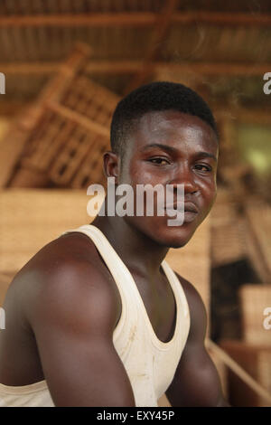 Abuja, 6. November 2015. Ein junger Mann mit Bambus Stuhl zu entwerfen. nigeria Jugendarbeitslosigkeit hat immer ein Problem in der Gesellschaft trotz Öl. Stockfoto