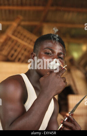 Abuja, 6. November 2015. Ein junger Mann mit Bambus Stuhl zu entwerfen. nigeria Jugendarbeitslosigkeit hat immer ein Problem in der Gesellschaft trotz Öl. Stockfoto