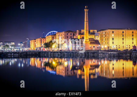 Liverpool Vereinigtes Königreich Waterfront Skyline bei Nacht Stockfoto