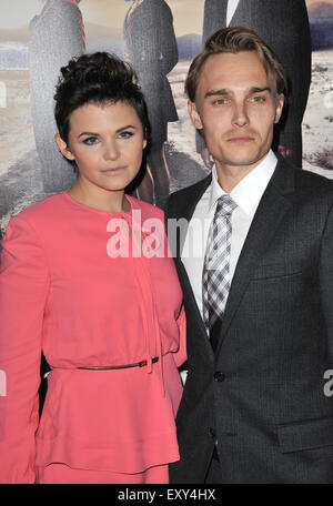 LOS ANGELES, CA - 12. Januar 2011: Ginnifer Goodwin & fiancŽ Joey Kern an fünf Staffel der TV-Serie "Big Love" im Directors Guild Theatre, Los Angeles. Stockfoto