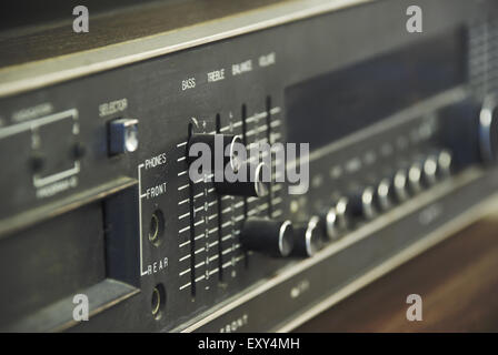 Retro 70er Ära Stereoanlage mit manuellen Regler - selektiven Fokus Stockfoto