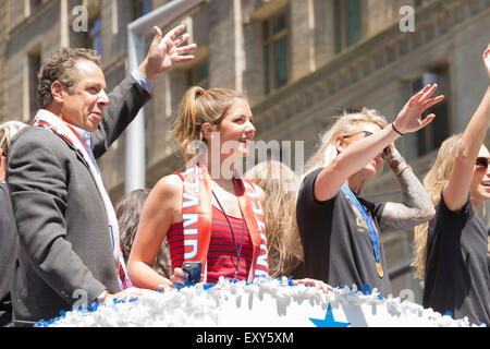 New York, NY USA - 10. Juli 2015: Michaela Cuomo und Gouverneur Andrew Cuomo New York City Ticker Tape Parade für World Cup Champions US-Frauen Fußball Nationalmannschaft am Broadway besuchen Stockfoto