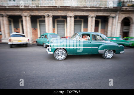 Havanna, Kuba - Juni 2011: Alte amerikanische Auto fährt vor die traditionelle Architektur auf dem Paseo del Prado. Stockfoto