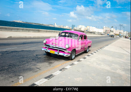 Havanna, Kuba - 18. Mai 2011: Classic rosa amerikanischen Taxi fährt entlang der Uferstraße des El Malecon in Zentral-Havanna. Stockfoto