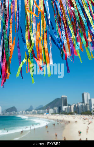 Karneval in Rio Feier Funktionen bunten brasilianischen Lembranca wünschen Bänder am Copacabana-Strand Stockfoto