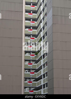 HDB (Housing & Development Board) sozialer Wohnungsbau in Singapur. Nationalflagge ist auf Anzeige im Balkone vor Unabhängigkeit Da Stockfoto