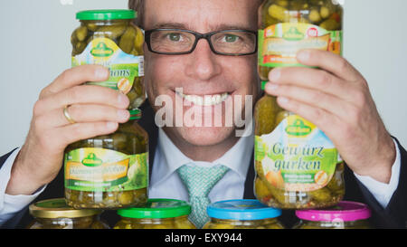 Hamburg, Deutschland. 9. Juli 2015. Stefan Leitz, Vorstandsvorsitzender der Carl kühne KG, stellt in der Zentrale des Unternehmens in Hamburg, Deutschland, 9. Juli 2015. Foto: DANIEL REINHARDT/Dpa/Alamy Live News Stockfoto