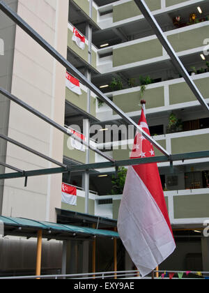 HDB (Housing & Development Board) sozialer Wohnungsbau in Singapur. Nationalflagge ist auf Anzeige im Balkone vor Unabhängigkeit Da Stockfoto