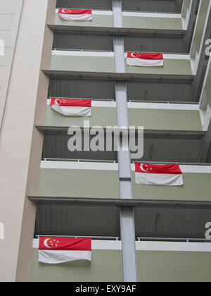 HDB (Housing & Development Board) sozialer Wohnungsbau in Singapur. Nationalflagge ist auf Anzeige im Balkone vor Unabhängigkeit Da Stockfoto