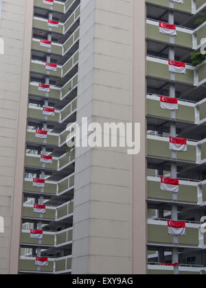 HDB (Housing & Development Board) sozialer Wohnungsbau in Singapur. Nationalflagge ist auf Anzeige im Balkone vor Unabhängigkeit Da Stockfoto