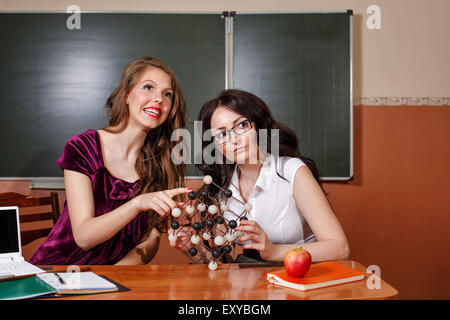 Lehrer und Schüler im Chemieunterricht. Die Studie über die Struktur des Kristallgitters. Bildungskonzept. Zurück zur Schule. Stockfoto