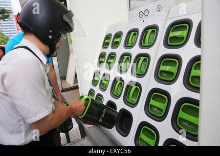 Taipeh. 17. Juli 2015. Ein Bürger tauscht eine Batterie an einer Batterie Swap Station Gogoro Motorrad oder Smartscooter in Südost-China Taiwan, Taipei 17. Juli 2015. Die Smartscooter soll 100 Kilometer mit einer Geschwindigkeit von 40 Kilometern pro Stunde mit zwei Batterien betrieben ausgeführt werden. Kunden erhalten voll aufgeladenen Batterien durch swapping Batterien bei 32 Akku Tausch-Stationen in Taipei. Die Anzahl der Stationen werden voraussichtlich bis Ende dieses Jahres auf 150 steigen. Bildnachweis: Cai Yang/Xinhua/Alamy Live-Nachrichten Stockfoto