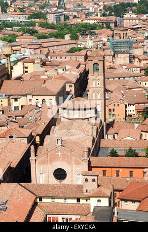 Luftaufnahme der Basilika von San Giacomo Maggiore, Bologna. Stockfoto